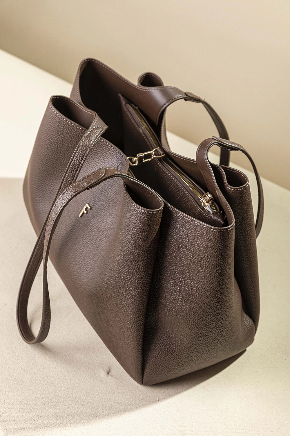 γυναικεία FRAGOLA BAGS μεγάλη tote τσάντα καφέ ανάγλυφη υφή τρεις χώροι φερμουάρ εσωτερικό λεπτομέρεια
