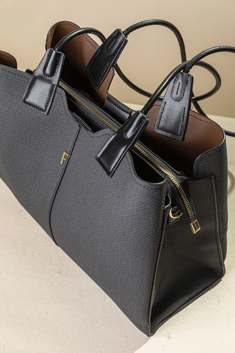 γυναικεία FRAGOLA BAGS tote τσάντα μαύρη ψαροκόκαλο ανοιχτή πλαϊνή γωνία κεντρικό φερμουάρ χρυσό μονόγραμμα εσωτερικό