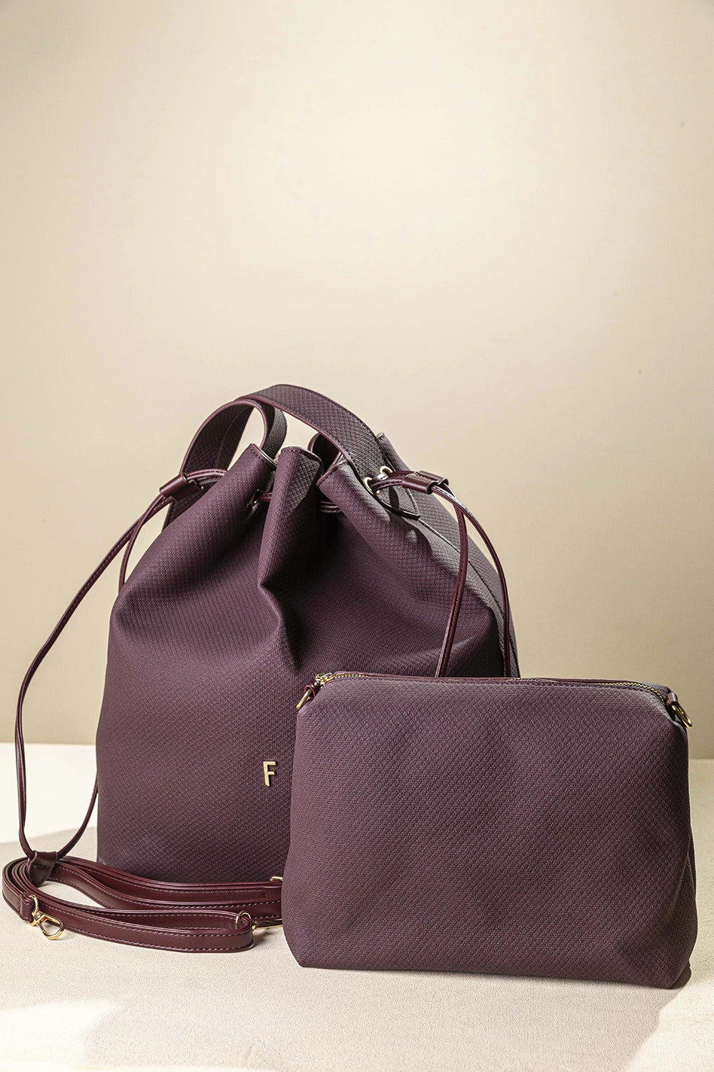 γυναικεία FRAGOLA BAGS tote τσάντα ώμου πουγκί μπορντό ψαροκόκαλο με αποσπώμενο τσαντάκι χιαστί χρυσό μονόγραμμα