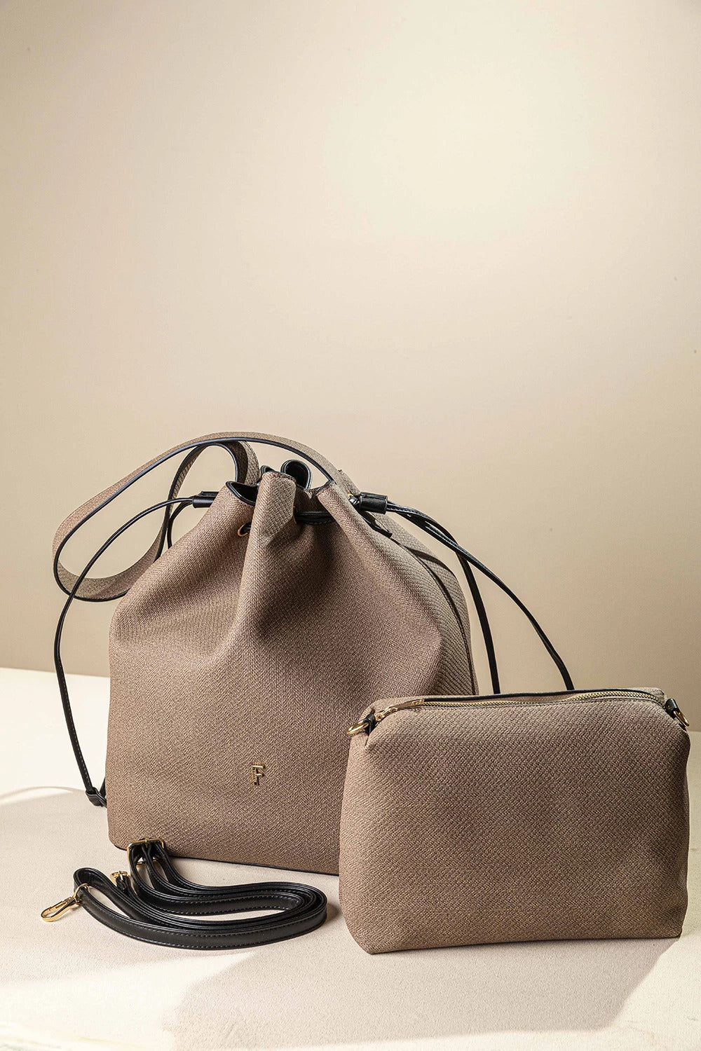 γυναικεία FRAGOLA BAGS tote τσάντα ώμου πουγκί μπεζ ψαροκόκαλο με αποσπώμενο τσαντάκι χιαστί χρυσό μονόγραμμα