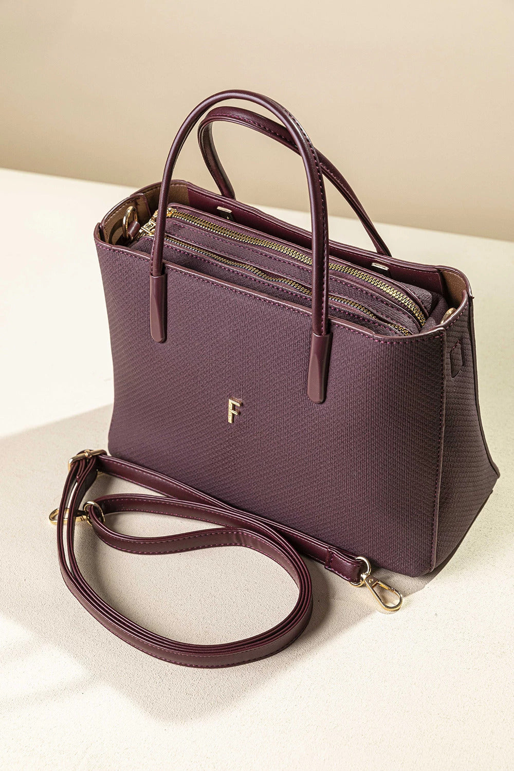 γυναικεία FRAGOLA BAGS τσάντα χειρός χιαστί μπορντό ψαροκόκαλο 4 διαμερίσματα φερμουάρ χρυσό μονόγραμμα F ρυθμιζόμενο λουράκι
