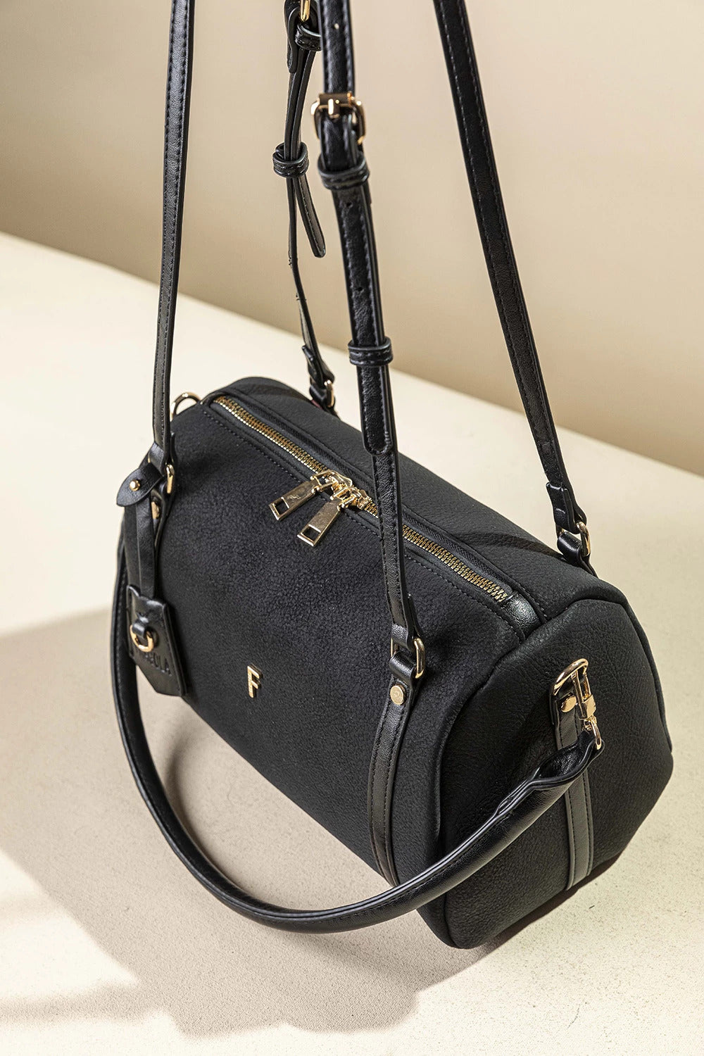 γυναικεία FRAGOLA BAGS τσάντα ώμου μαύρη σουέντ barrel shape πλαϊνή γωνία χρυσό φερμουάρ ρυθμιζόμενο λουράκι