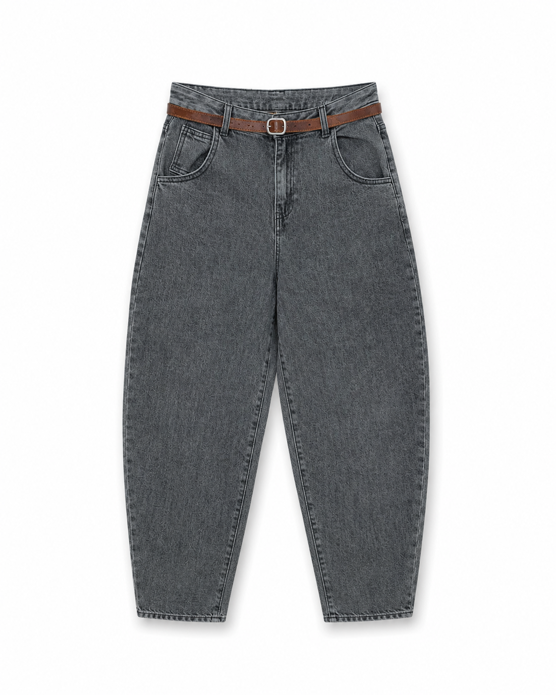 Γυναικείο γκρι πετροπλυμένο baggy τζιν με washed όψη, ψηλή μέση και καφέ δερμάτινη ζώνη, flat lay μπροστά