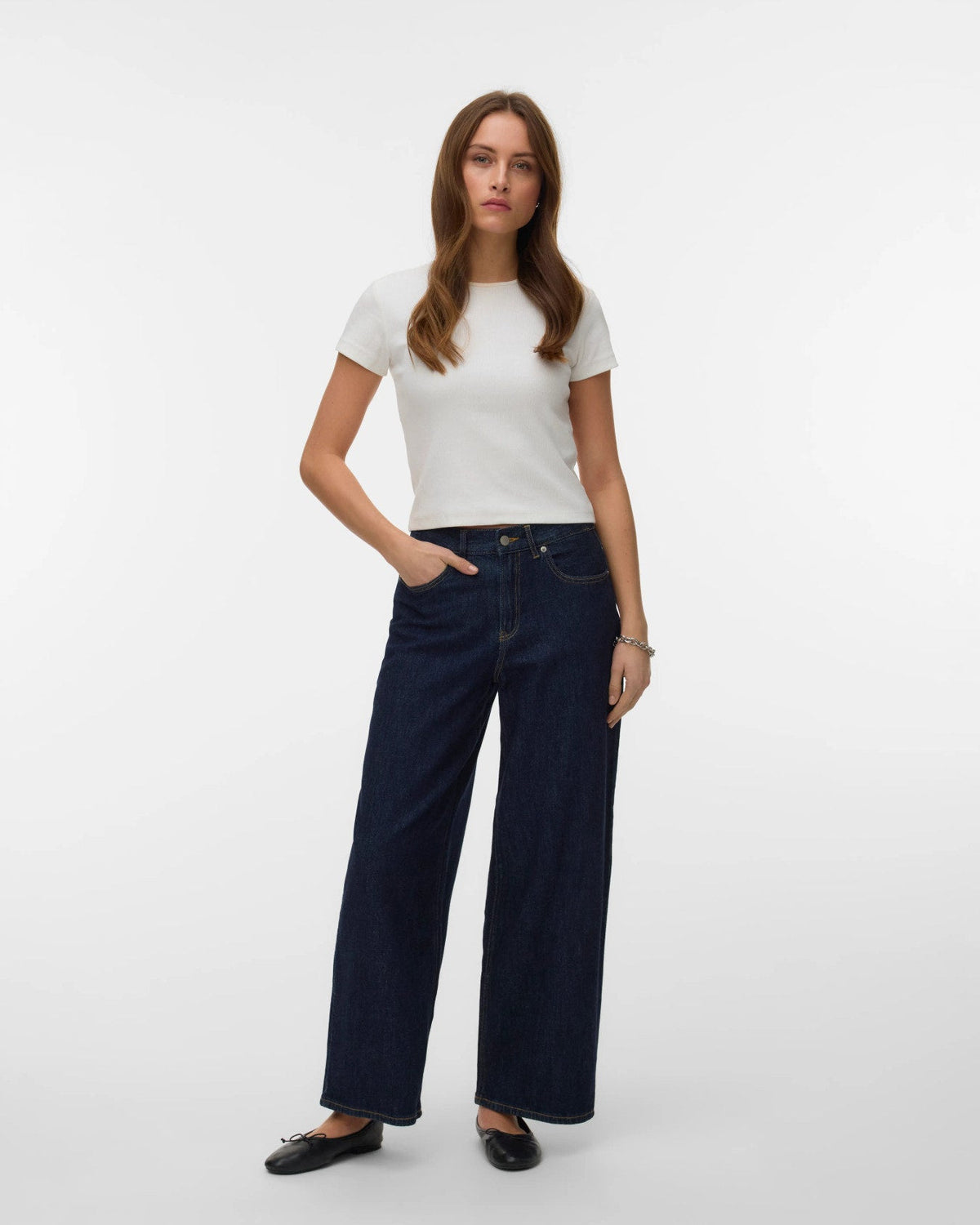 Γυναικείο tapered τζιν Vero Moda σκούρο μπλε denim, ολόσωμη εμφάνιση μπροστά