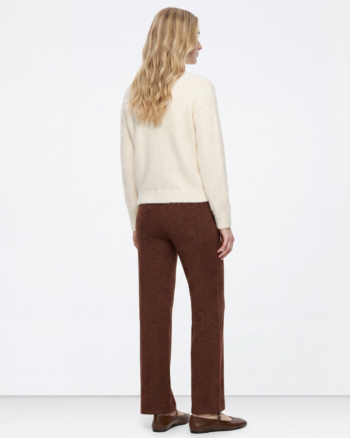 γυναικεία TIFFOSI καφέ παντελόνι ψηλόμεσο wide leg πίσω όψη μοντέλου

