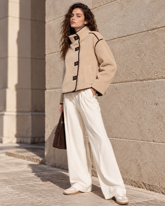 γυναικείο TIFFOSI μπεζ teddy jacket καφέ λεπτομέρειες δερματίνης ολόσωμη editorial όψη μοντέλου
