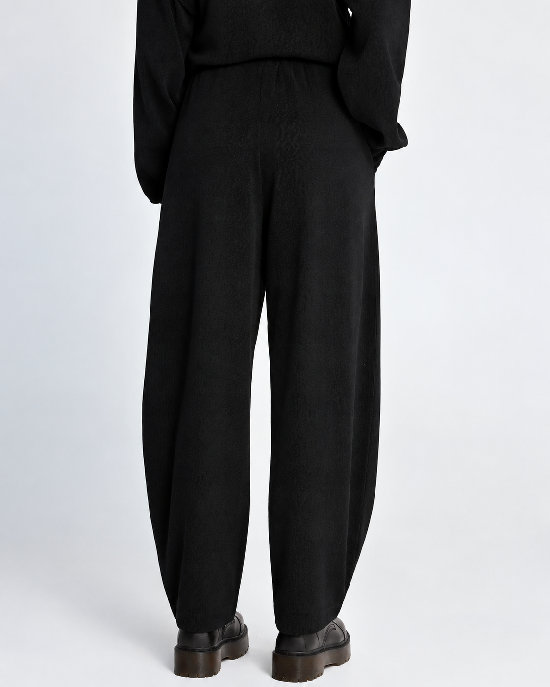 γυναικεία FUNKY BUDDHA μαύρο κοτλέ παντελόνι jogger wide leg balloon fit πίσω όψη μοντέλο
