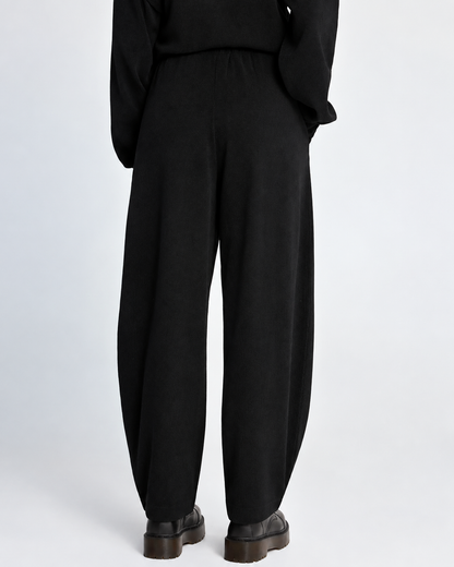γυναικεία FUNKY BUDDHA μαύρο κοτλέ παντελόνι jogger wide leg balloon fit πίσω όψη μοντέλο
