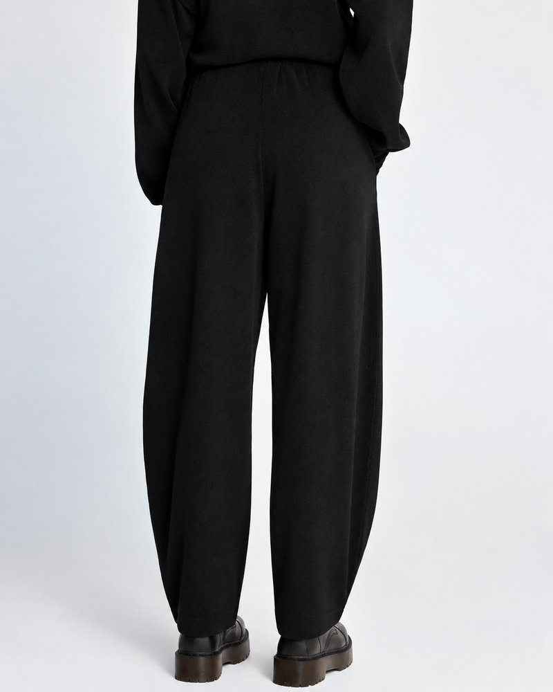 γυναικεία FUNKY BUDDHA μαύρο κοτλέ παντελόνι jogger wide leg balloon fit πίσω όψη μοντέλο
