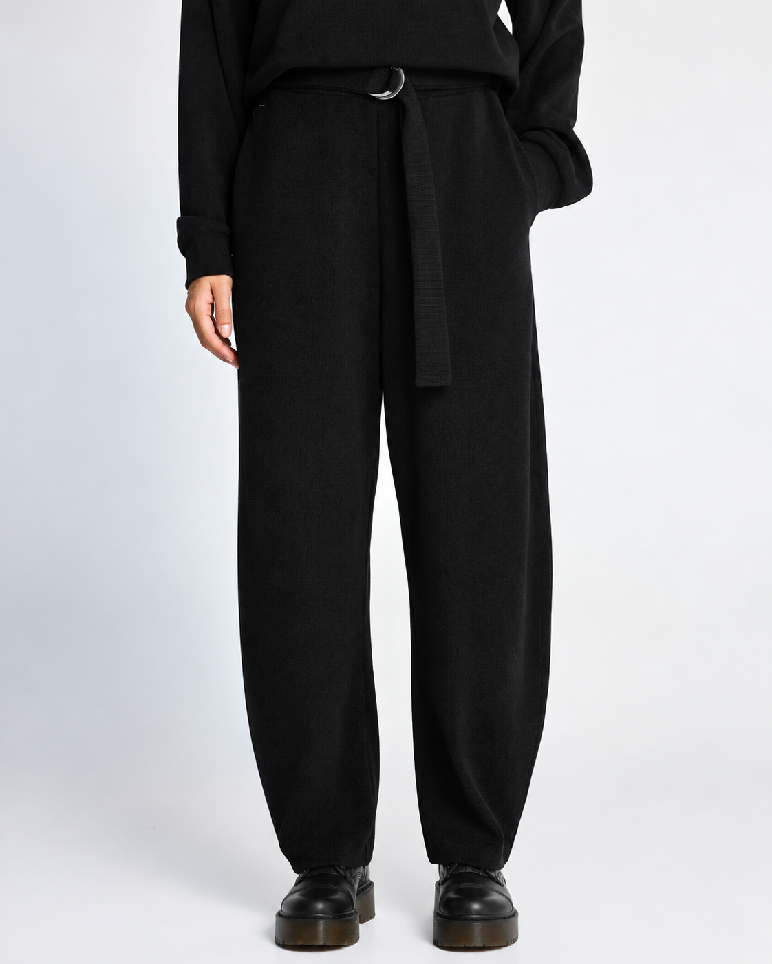 γυναικεία FUNKY BUDDHA μαύρο κοτλέ παντελόνι jogger wide leg balloon fit ζώνη μεταλλικός κρίκος μοντέλο μπροστά
