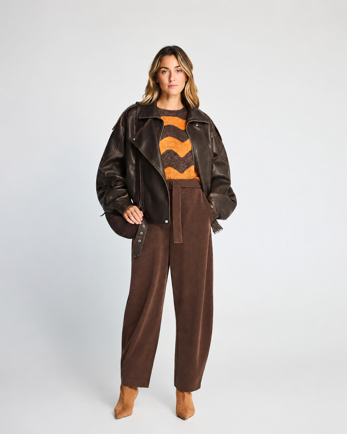 γυναικεία FUNKY BUDDHA καφέ κοτλέ παντελόνι jogger wide leg ολόσωμη εμφάνιση μοντέλο με δερμάτινο
