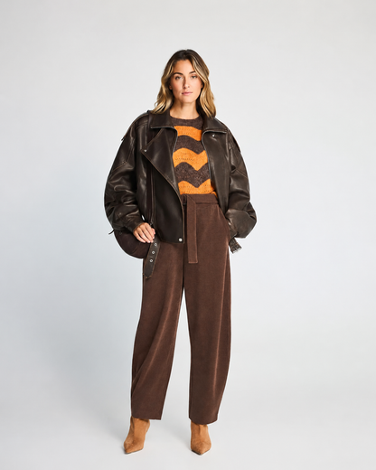 γυναικεία FUNKY BUDDHA καφέ κοτλέ παντελόνι jogger wide leg ολόσωμη εμφάνιση μοντέλο με δερμάτινο
