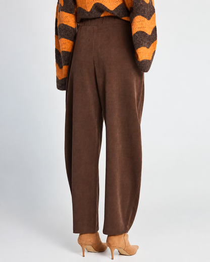 γυναικεία FUNKY BUDDHA καφέ κοτλέ παντελόνι jogger wide leg balloon fit πίσω όψη μοντέλο
