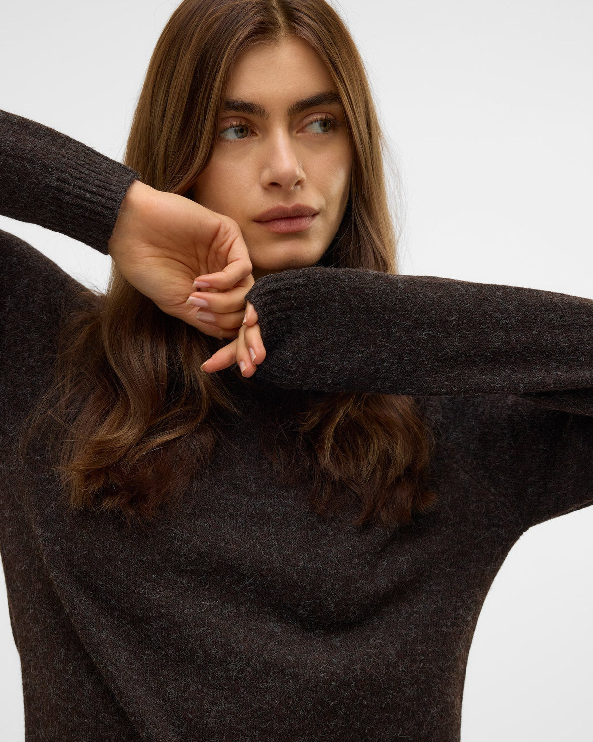 Vero Moda γυναικεία πλεκτή μπλούζα σε καφέ μελανζέ λεπτομέρεια μανίκια και πλέξη