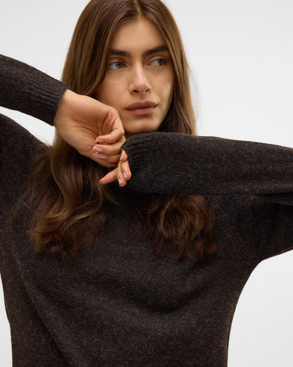 Vero Moda γυναικεία πλεκτή μπλούζα σε καφέ μελανζέ λεπτομέρεια μανίκια και πλέξη