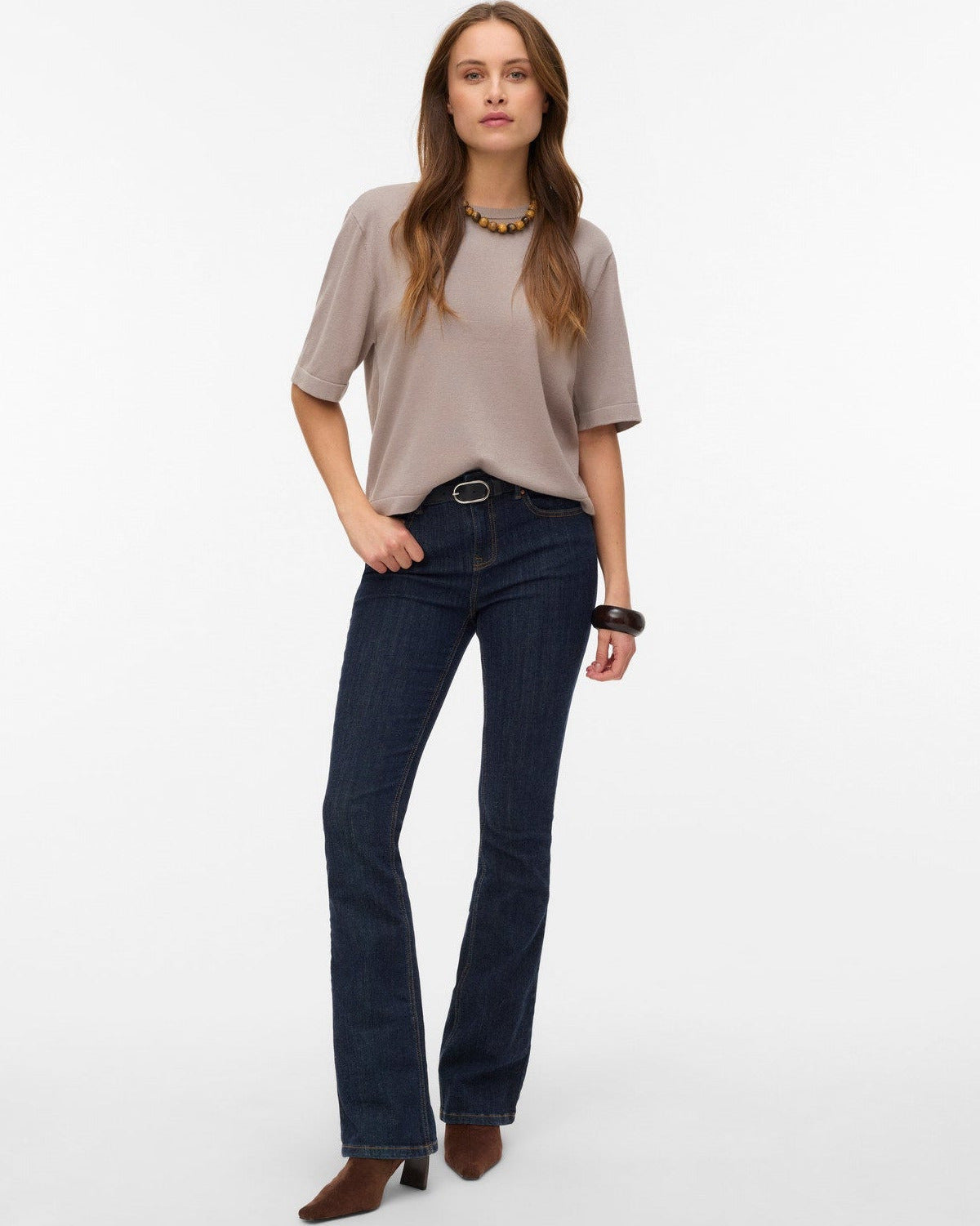 μπεζ πλεκτή μπλούζα Vero Moda σε μοντέλο full body με jeans μπροστινή όψη
