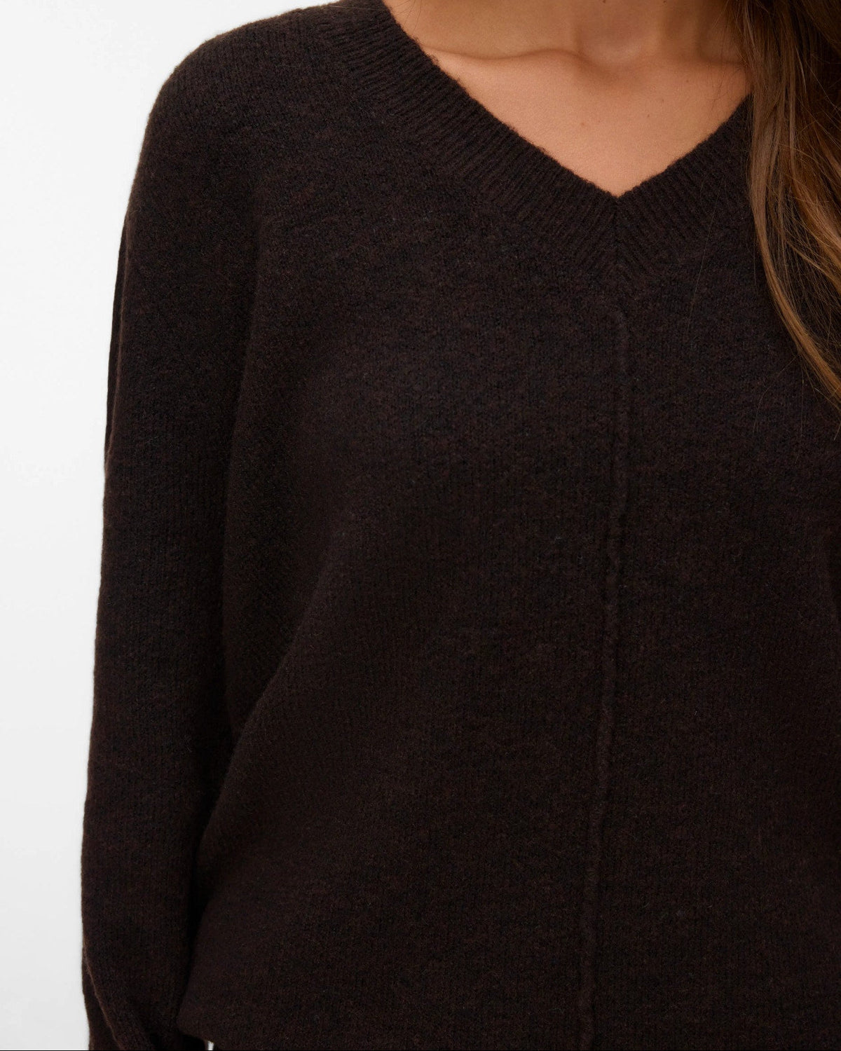 γυναικείο VERO MODA καφέ πουλόβερ detail V-λαιμόκοψη και κάθετη ραφή λεπτομέρεια
