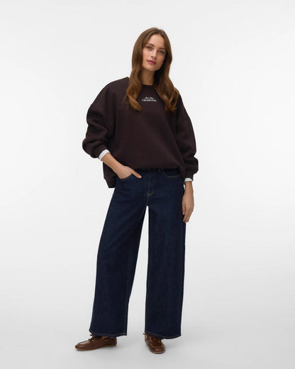 γυναικείο VERO MODA σκούρο καφέ oversized φούτερ Mont Blanc Chamonix τύπωμα ολόσωμη όψη μοντέλου
