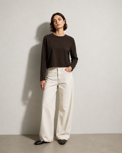 Γυναικείο basic μακρυμάνικο t-shirt AWARE by Vero Moda σκούρο καφέ με εκρού wide leg jean και μαύρες μπαλαρίνες
