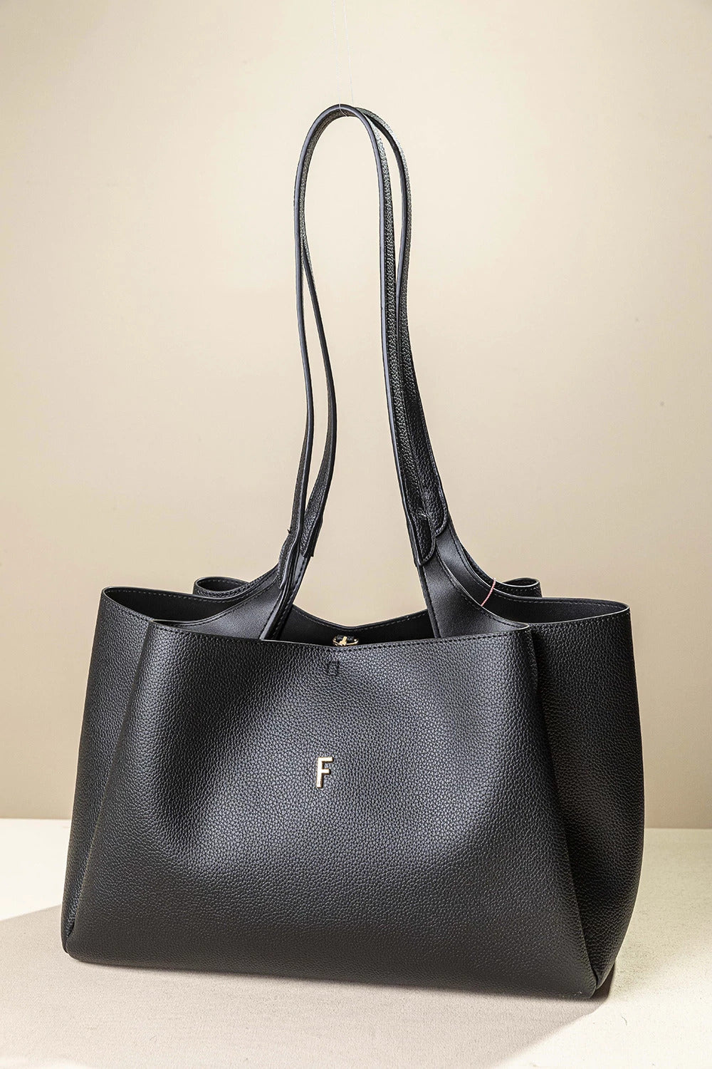 γυναικεία FRAGOLA BAGS μεγάλη tote τσάντα ώμου μαύρη ανάγλυφη υφή minimal σχεδιασμός χρυσό μονόγραμμα — μπροστά
