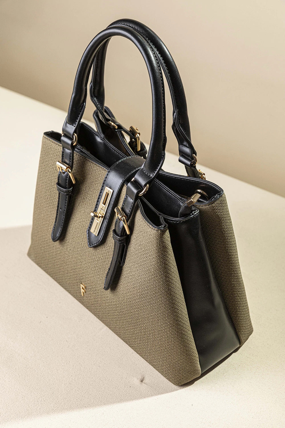 γυναικεία FRAGOLA BAGS τσάντα χειρός λαδί fishbone πλαϊνή γωνία χρυσή κλειδαριά μαύρα χερούλια μονόγραμμα F
