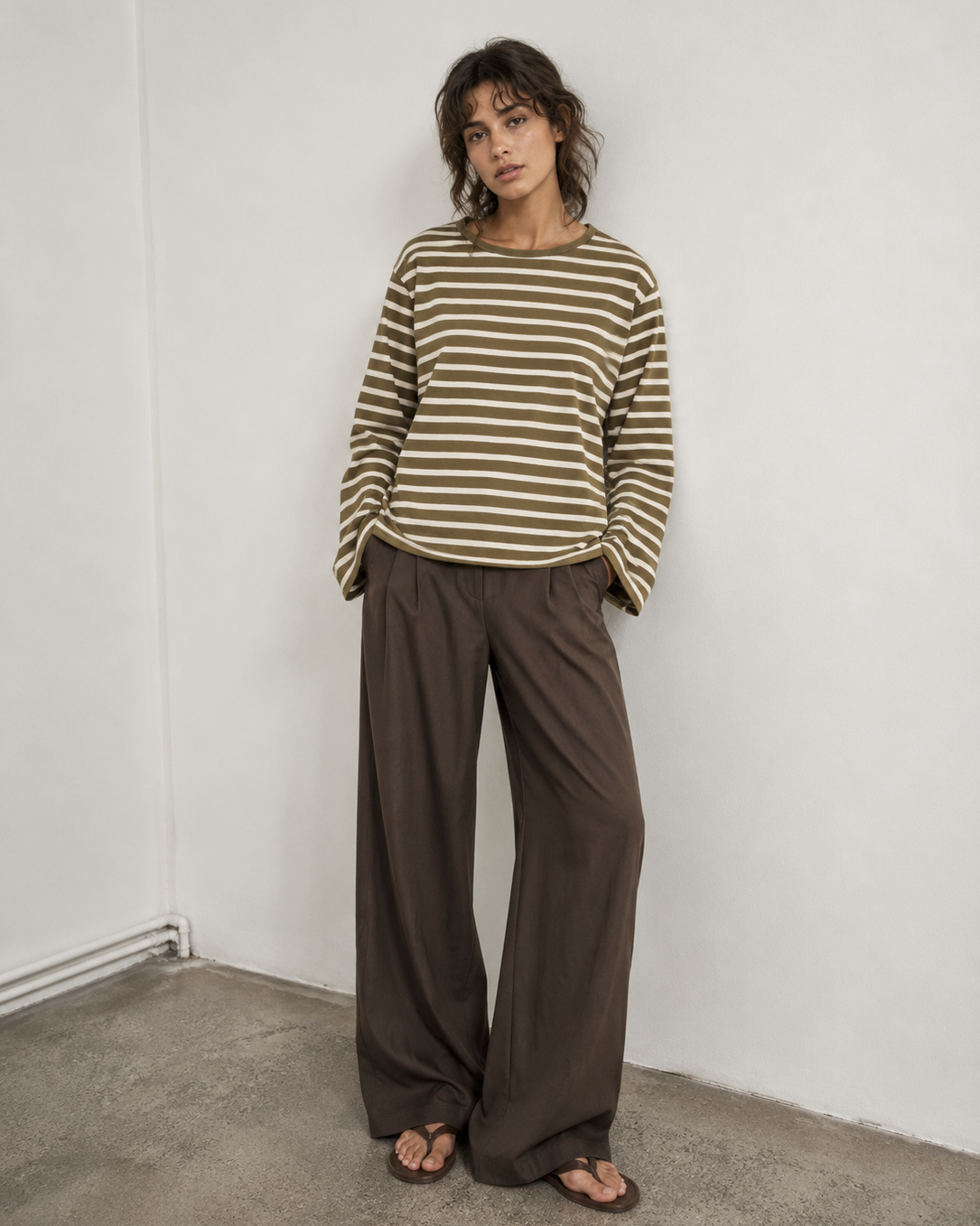 Γυναικείο oversized ριγέ τοπ AWARE by Vero Moda λαδί-εκρού με καφέ παντελόνι, πλαϊνή εμφάνιση
