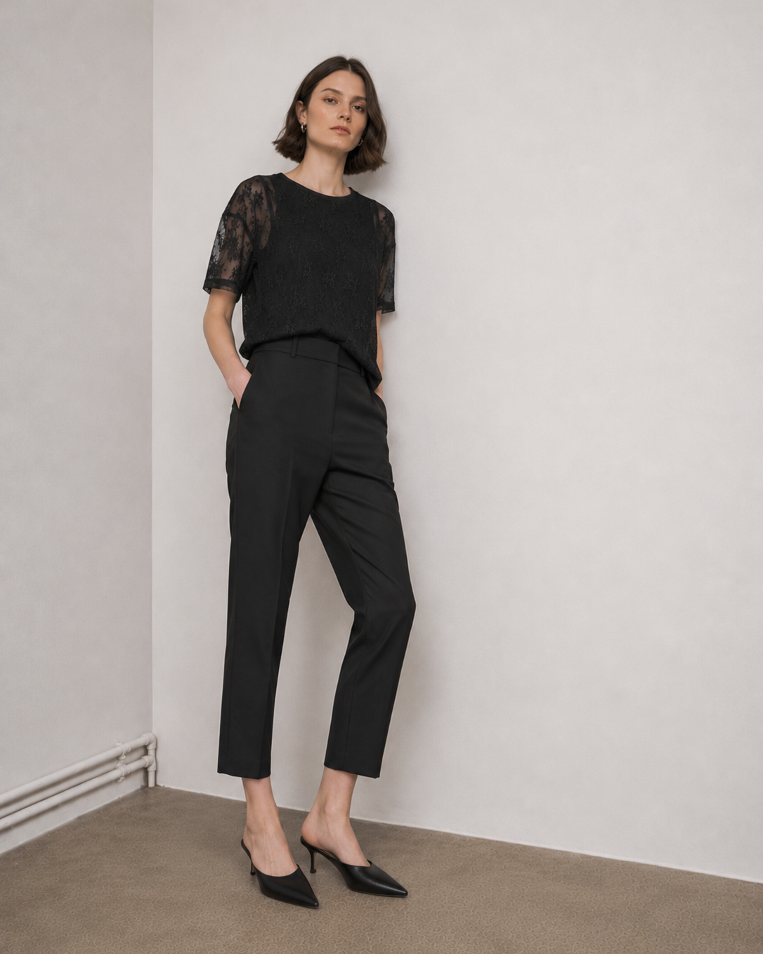 γυναικεία VERO MODA μαύρη μπλούζα floral δαντέλα editorial ολόσωμη όψη μοντέλου

