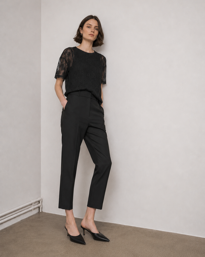 γυναικεία VERO MODA μαύρη μπλούζα floral δαντέλα editorial ολόσωμη όψη μοντέλου
