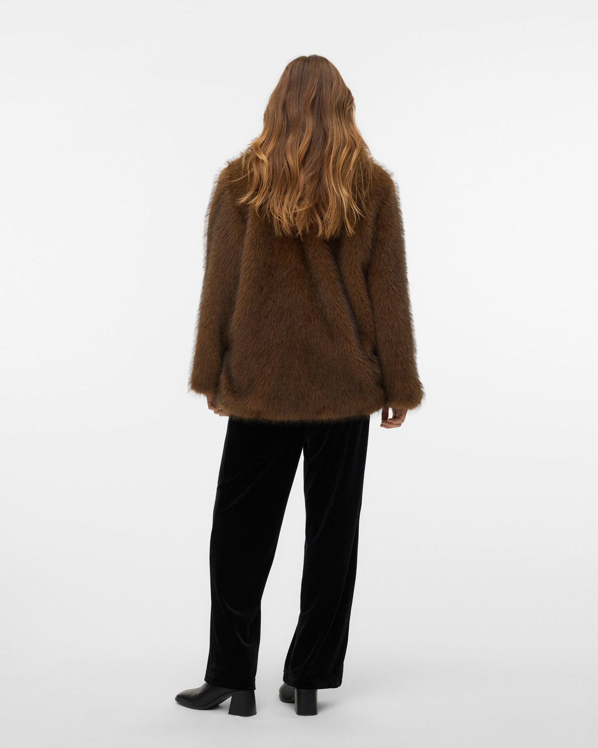 Vero Moda Γυναικεία Συνθετική Γούνα σε Καφέ Απόχρωση – ολόσωμη λήψη, πίσω όψη