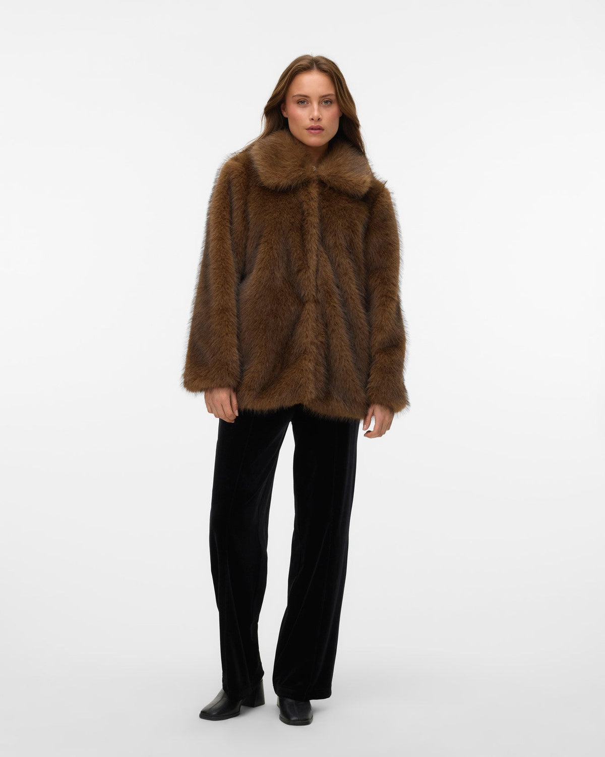 Vero Moda Γυναικεία Συνθετική Γούνα σε Καφέ Απόχρωση – ολόσωμη λήψη, μπροστινή όψη