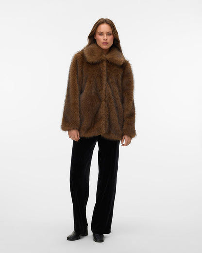 Vero Moda Γυναικεία Συνθετική Γούνα σε Καφέ Απόχρωση – ολόσωμη λήψη, μπροστινή όψη