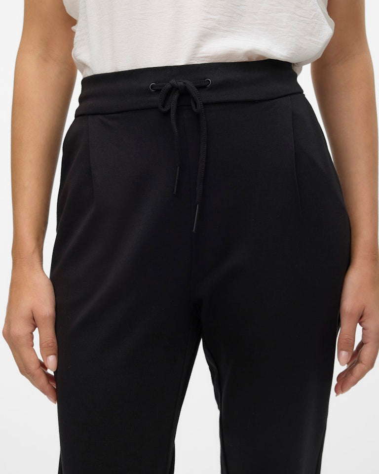 Λεπτομέρεια ελαστικής μέσης με κορδονάκι loose fit παντελονιού