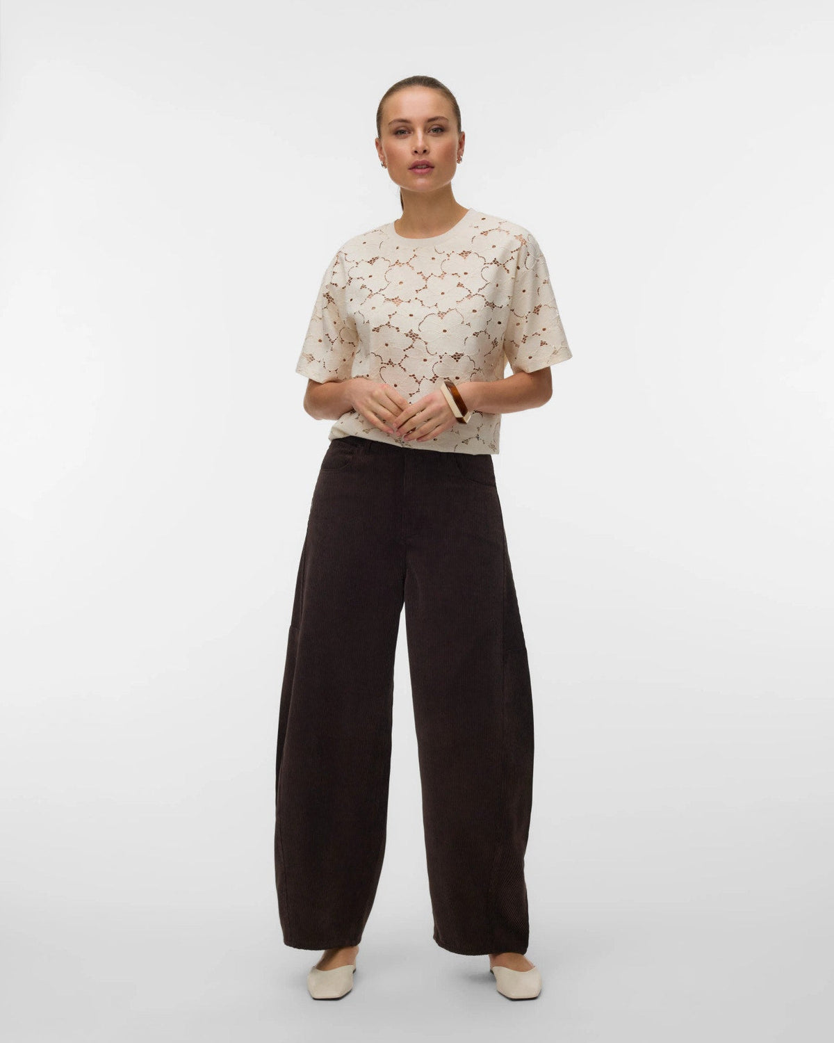 γυναικεία VERO MODA καφέ κοτλέ παντελόνι barrel fit μεσαία μέση ολόσωμη εμφάνιση μοντέλο μπροστά
