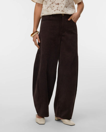 γυναικεία VERO MODA καφέ κοτλέ παντελόνι barrel fit μισόσωμη μεσαία μέση τσέπες μπροστά μοντέλο
