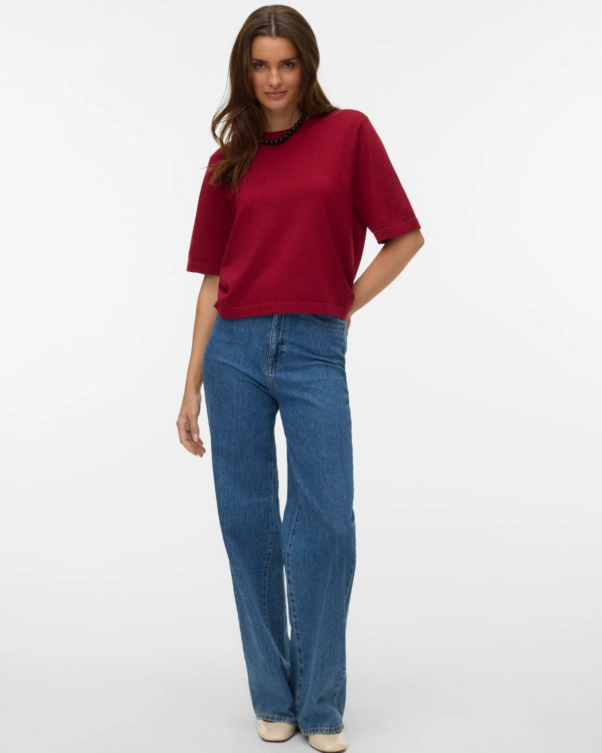 μπορντό πλεκτή μπλούζα Vero Moda σε μοντέλο full body με jeans μπροστινή όψη

