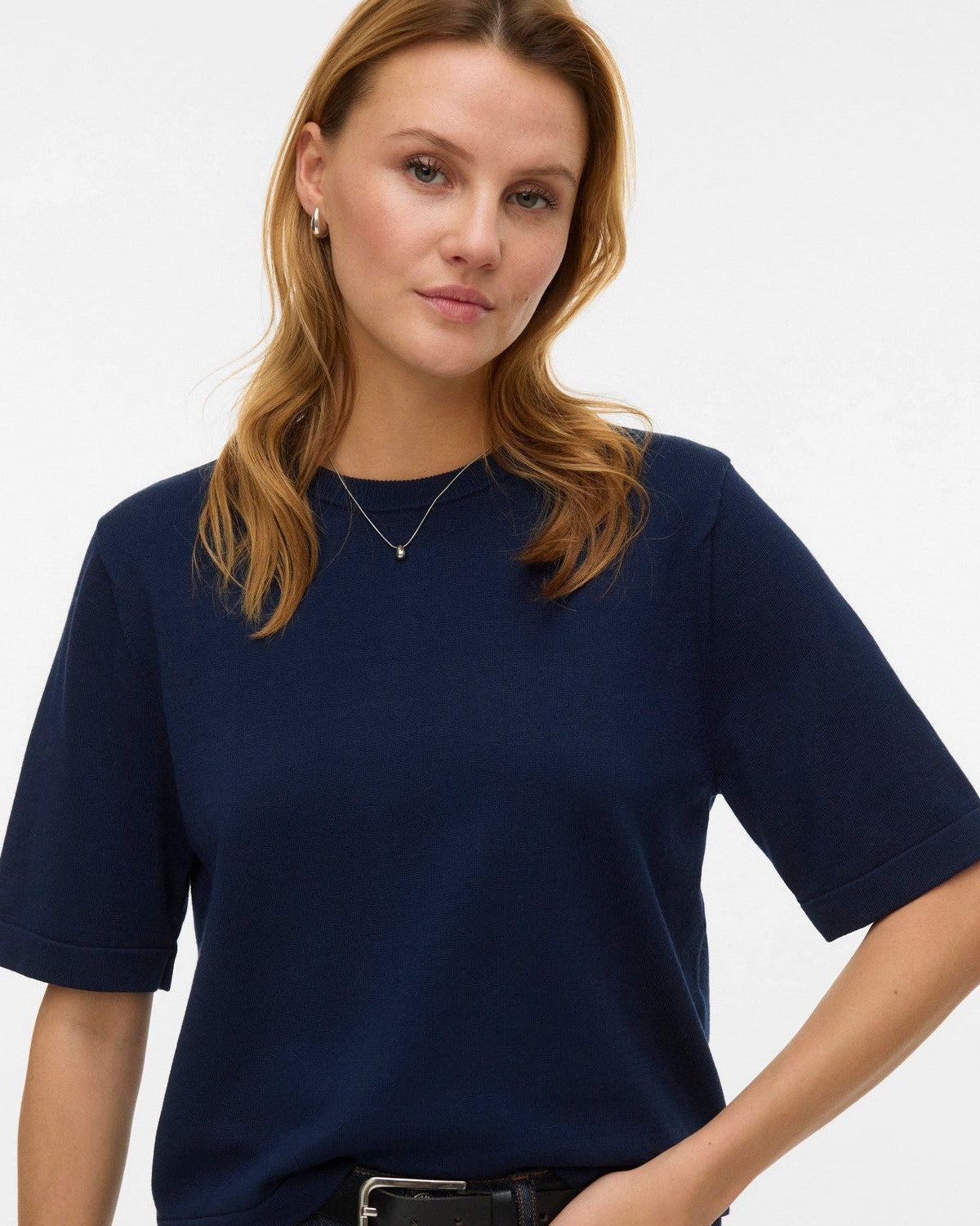 μπλε navy πλεκτή μπλούζα Vero Moda σε μοντέλο κοντινό πλάνο

