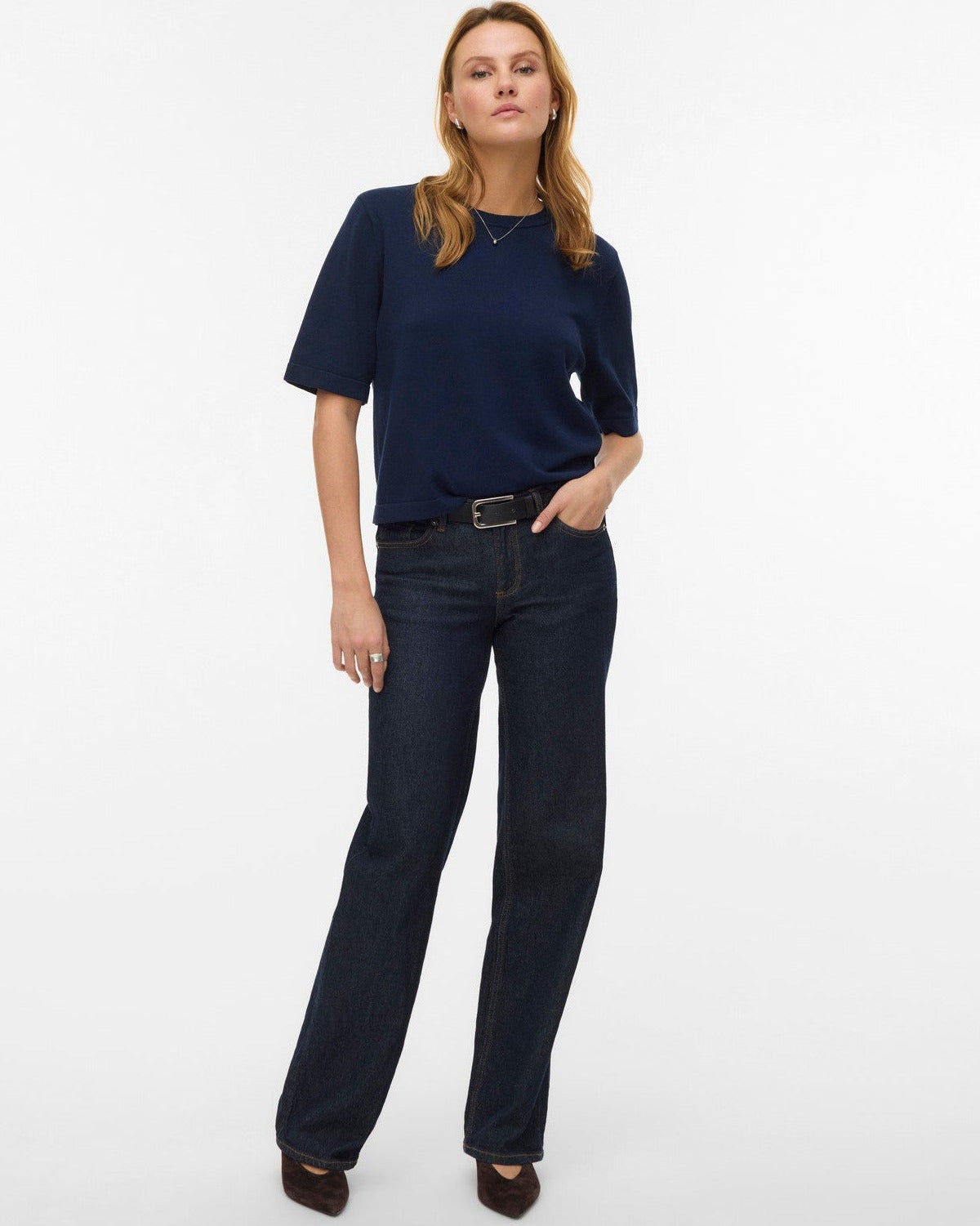 μπλε navy πλεκτή μπλούζα Vero Moda σε μοντέλο full body με jeans μπροστινή όψη
