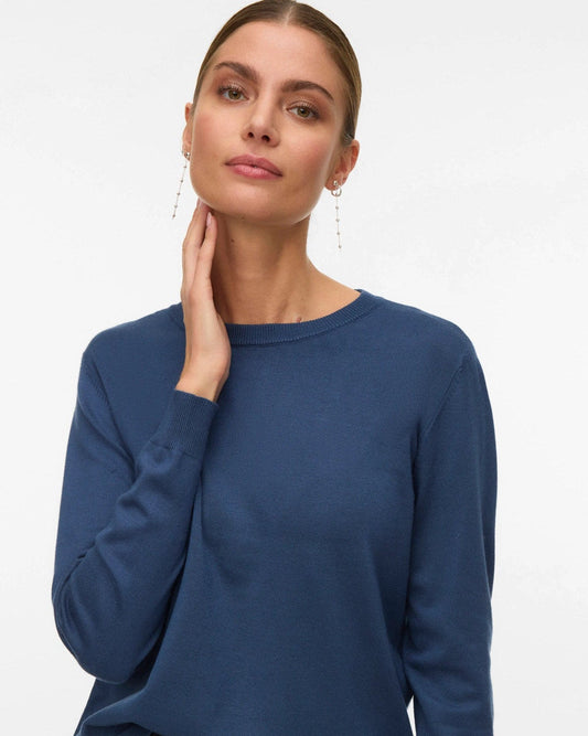 VERO MODA γυναικείο μπλε πουλόβερ — λεπτομέρεια με μοντέλο