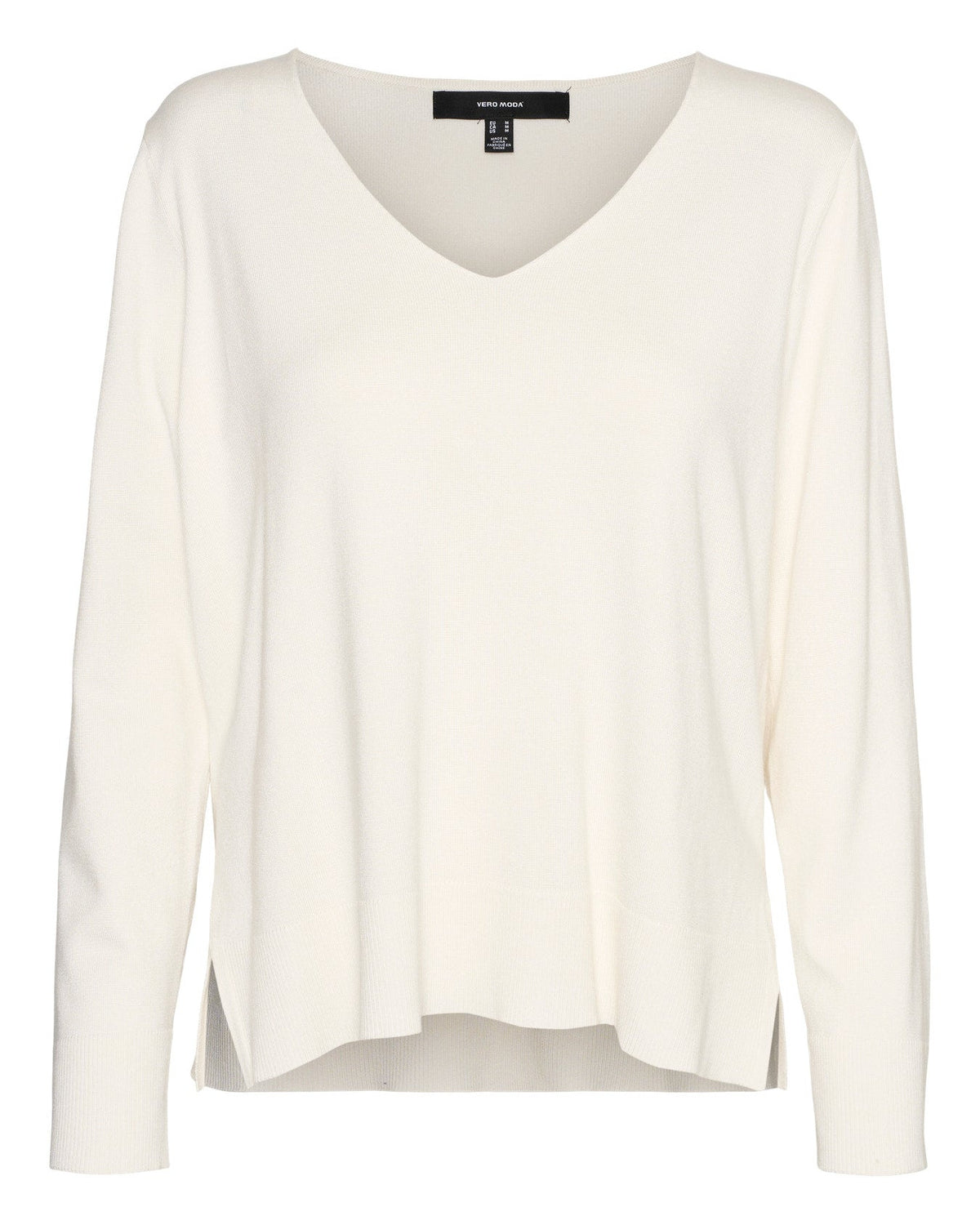 Γυναικείο πλεκτό Vero Moda σε εκρού, με V-neck, χαλαρή γραμμή και άνοιγμα στο πλάι. Ένα basic must-have για τη γκαρνταρόμπα σου.